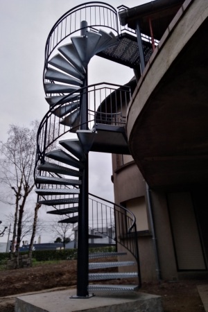 Conception escalier tournant metal Ille et