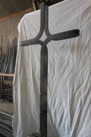 Croix moderne en fer forge Ille et Vilaine