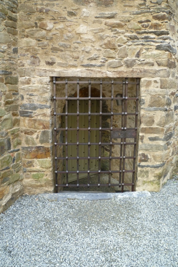Fabrication d'une porte en fer Moyen Age